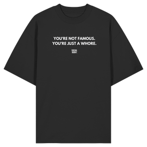 NO ERES FAMOSO. SOLO ERES UNA ZORRA. - Camiseta oversize orgánica